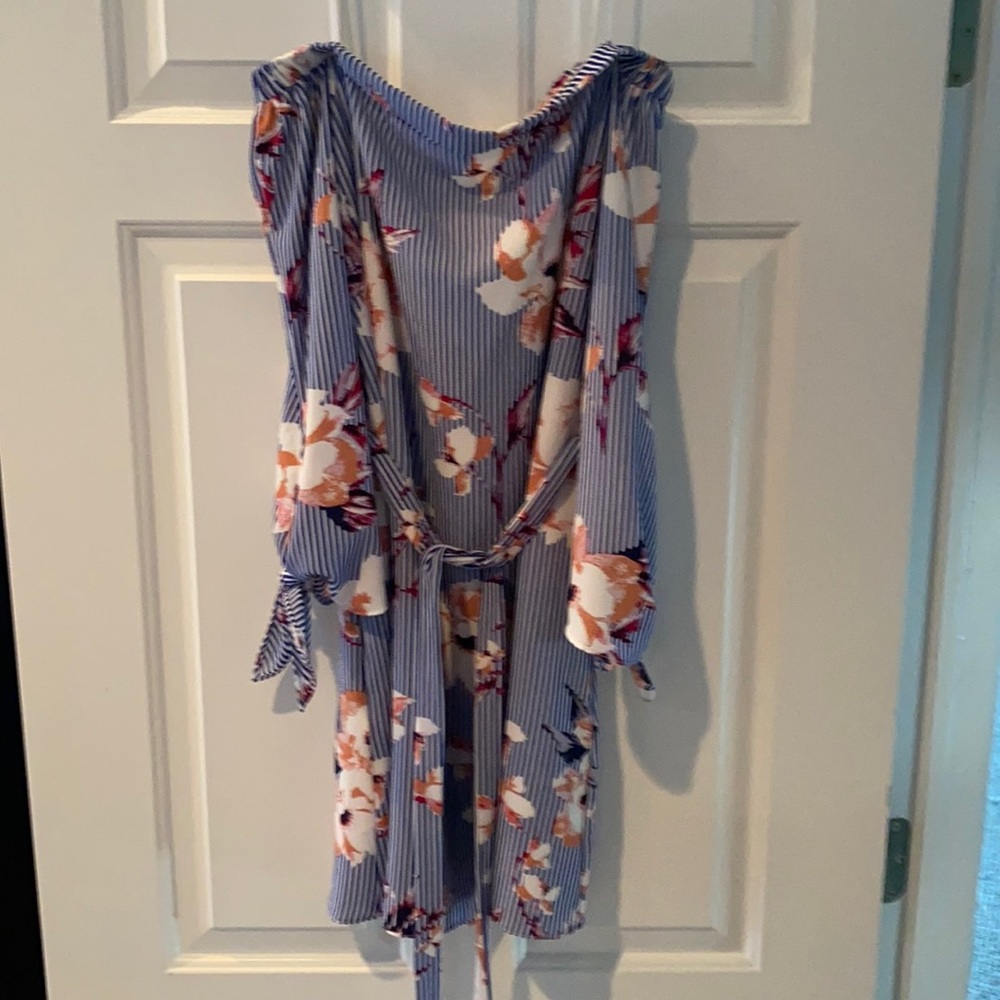 Adorable on or off the shoulder mini shift dress with optional tie belt. XSP